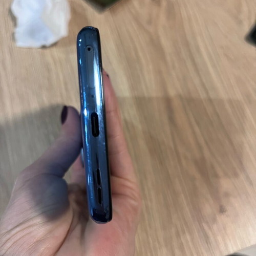 OnePlus 9 blue 8/128 GB like new with 5 cases and original charger