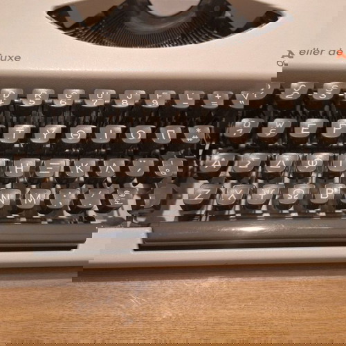 Γραφομηχανή Olympia-Aeg Traveller De Luxe μεταχειρισμένη, 80ς με βαλιτσάκι