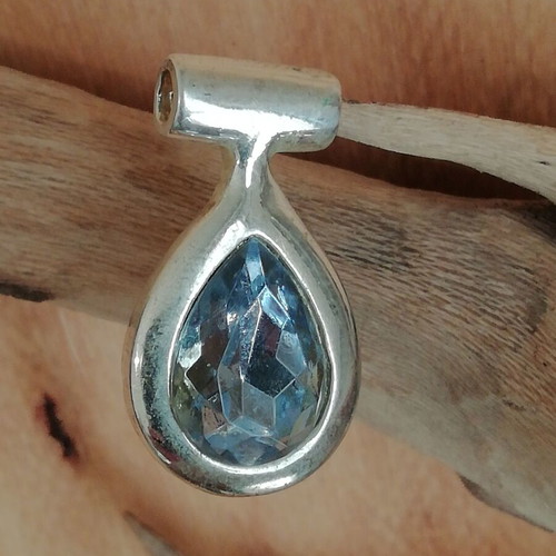 Charm solitaire necklace with blue semi-precious stone new
