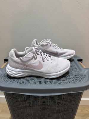 Nike Running Shoes size 40 like new, light pink