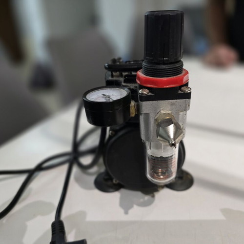 Air compressor for modeling airbrush with airbrush