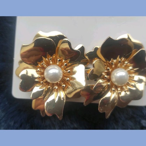 Flower stud earrings new, gold color with pearl