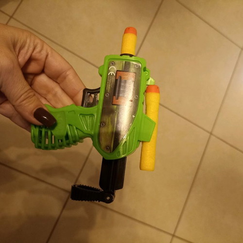 Small children's toy gun used with plastic darts