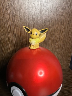 Eevee TOMY figure like new 99’