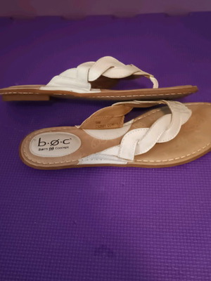B.O.C Born Concept White Flip Flops Size 40 Like New Comfortable