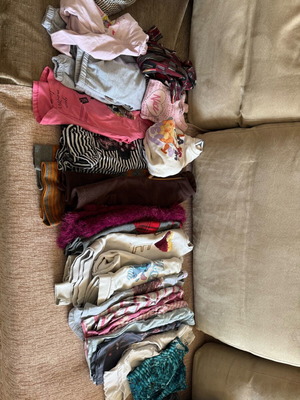 Children's clothing pack used, ages 3-5, 21 pants and 28 tops