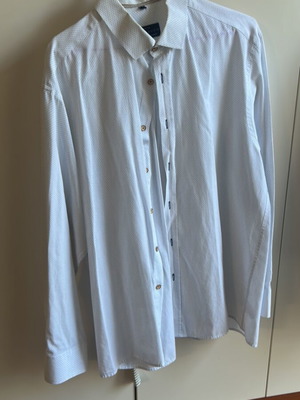 White dress shirt XXL used with small dots and wooden buttons