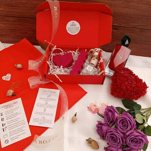 Heart Scent Box set new with car diffuser, wax melt and candle