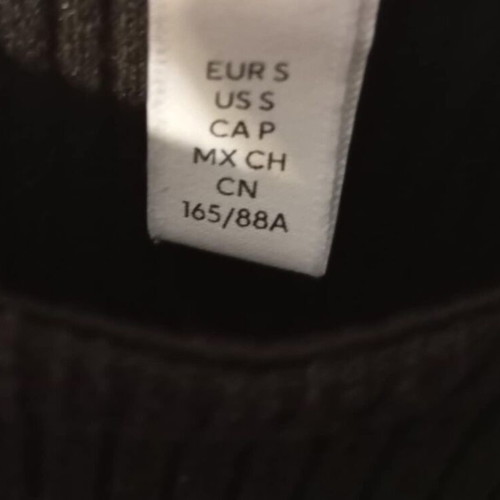 H&M black ribbed knit cropped top used with puff sleeves