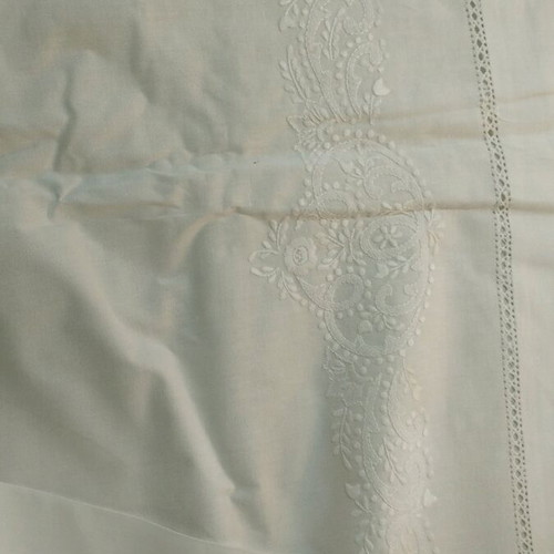 Bed sheet set with embroidery like new, fitted sheet and 2 pillowcases