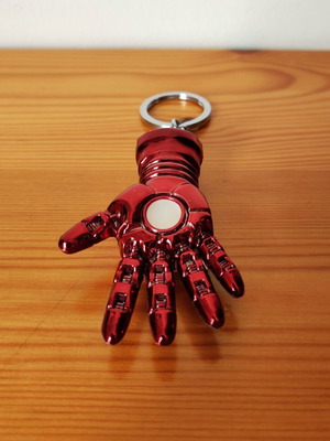 Μεταλλικό 3D μπρελόκ Iron Man, χρυσό και κόκκινο γάντι, Marvel Avengers συλλεκτικό