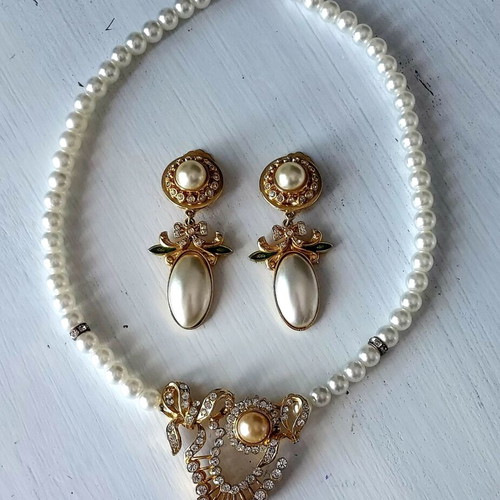 Necklace and earrings set with white pearls like new