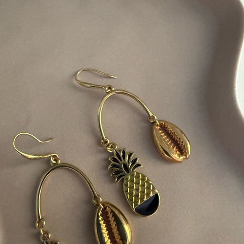 Zara summer earrings with shell and pineapple like new, gold color