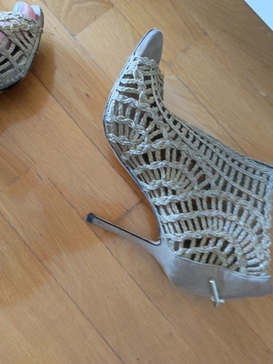 Knitted peep toe bootie used, beige Zara