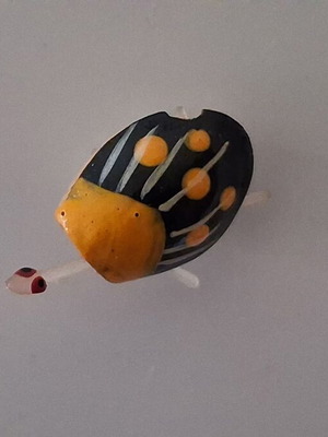 Μαγνητάκι Πασχαλίτσα από βαμμένο ξύλο με κίνηση σε πόδια και κεφάλι σαν καινούργιο