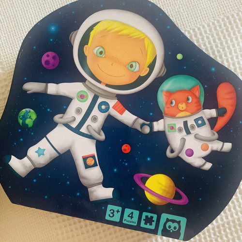 Puzzle set like new with 4 different puzzles