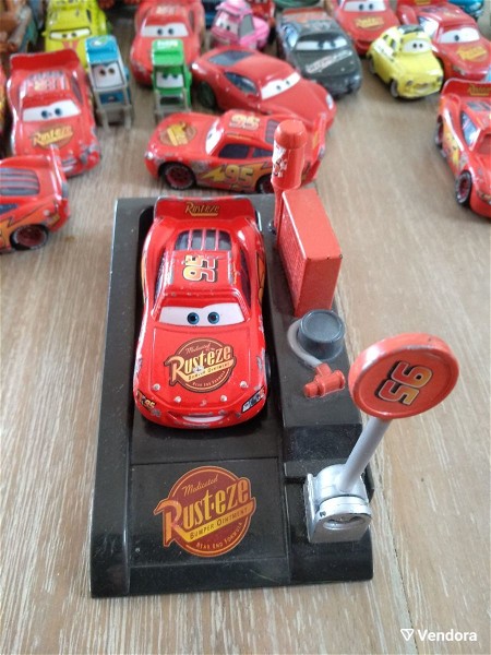  aftokinitaki ke ektoxeftiras Disney Pixar Cars2 Pit Row Race-Off Lightning McQueen Launcher