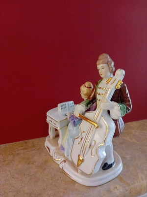 Porcelain vintage figurine with couple playing musical instruments new