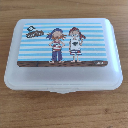 Plastic food or storage bowl with clip like new