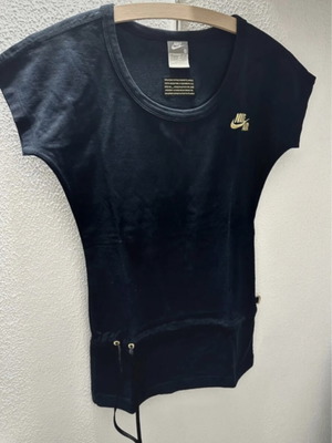 Nike black t-shirt with short sleeves like new, size S