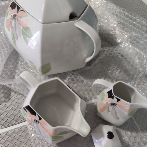 Set of cups and jugs used with lids and saucers