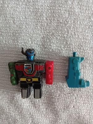 Voltron φιγούρα δράσης με τμήμα σώματος που λείπει και πλαστικά άκρα
