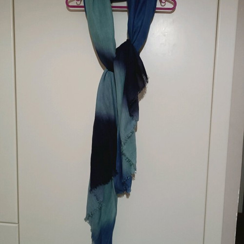 Scarf like new in shades of blue