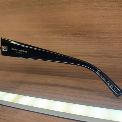 Saint Laurent SL 552 Cat Eye Sunglasses like new, black frame