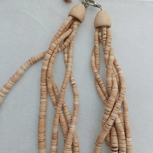 Necklace new with shells and wood