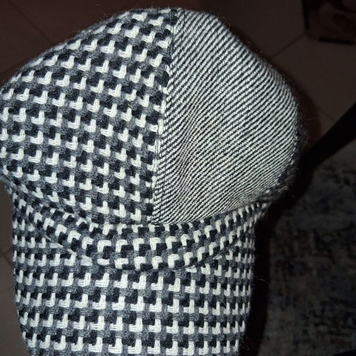 Women's hat like new, one size, white and black