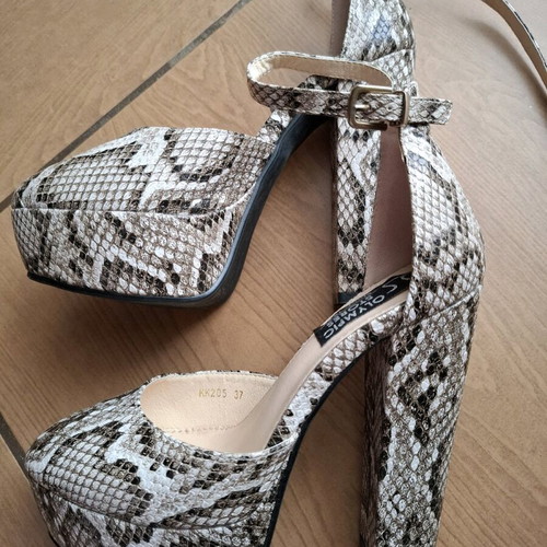 Snake print pumps like new, size 37, black and beige