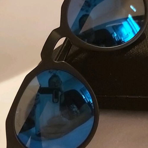 Hawkers unisex sunglasses with blue polarize lens and black acetate frame mod.Harwick Raw new