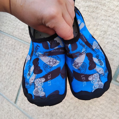 Beach shoes like new, sizes 30/31, black and blue