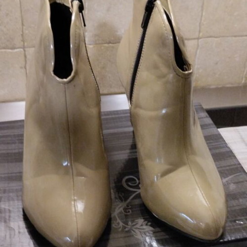 Women’s ankle boots beige patent leather like new, size 37