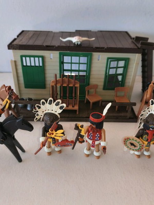 Playmobil western ινδιάνοι και φυλακή μεταχειρισμένα με 4 φιγούρες και αλογα