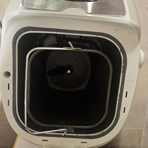 Izzy bread maker with multiple baking programs