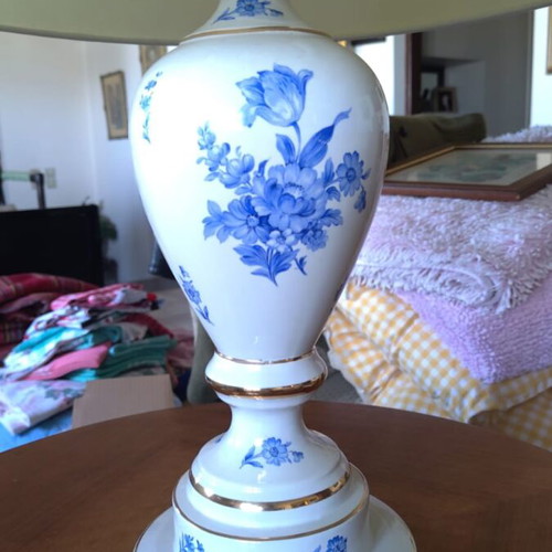 Vintage table lamp porcelain Extra like new with floral design