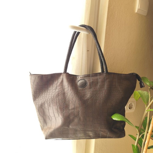 Brown handbag used, faux leather with damages near zipper