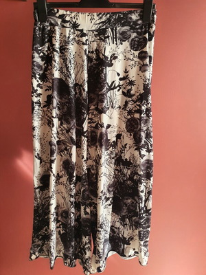 Floral palazzo pants like new, black and white, elastic waist