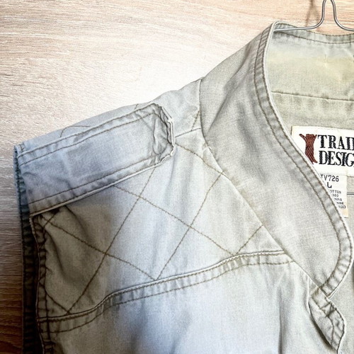 Men's vest large used with many pockets and wear