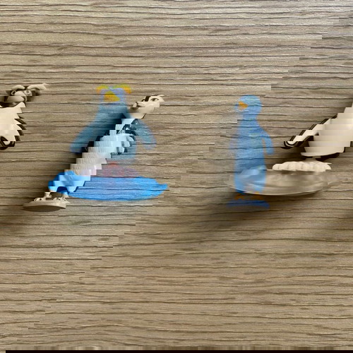 Фигурки Kinder Surprise използвани, Happy Feet 2 или Surfs Up, комплект от 2