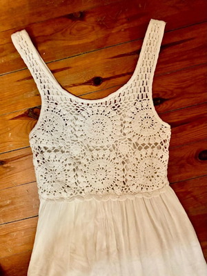Maxi white dress knitted and elastic, used