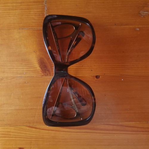 Genny sunglasses brown like new with metal arms