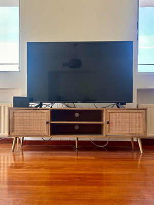 Телевизор TurboX 55" 4K UHD QLED HDR като нов, модел 2025