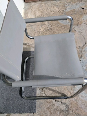 Καρέκλα πολυθρόνα μεταχειρισμένη με μεταλλικό σκελετό και δέρμα ανοιχτό γκρι