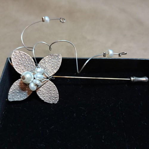 Women's lapel pin like new, silver flower design