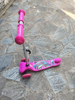 Scooter with lights on wheels and anti-slip floor with brake like new