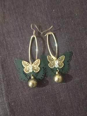 Butterfly earrings hanging like new, gold color