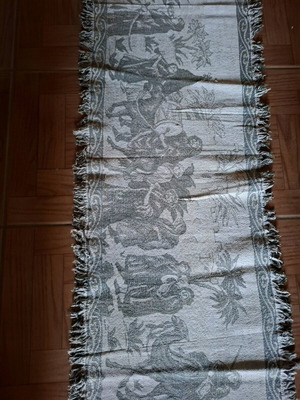 Rectangular rug like new with depictions