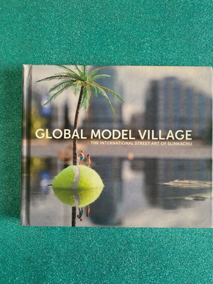 Global Model Village βιβλίο σαν καινούργιο, διεθνής street art του Slinkachu